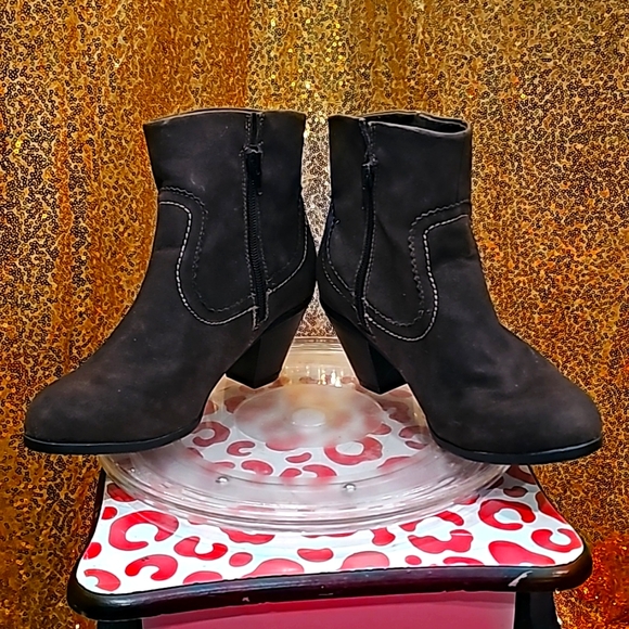 D Like New Chocolate Brown Crown Vintage Brown Booties w Fringe - Picture 8 of 8